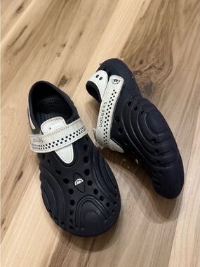 Kids Doggers Navy and White Slip-On Water Shoes size 11/12